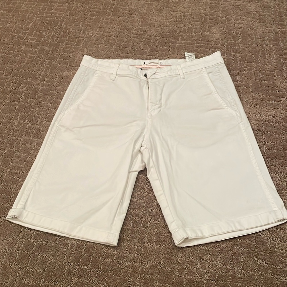 Men’s white Zara shorts (size 30)